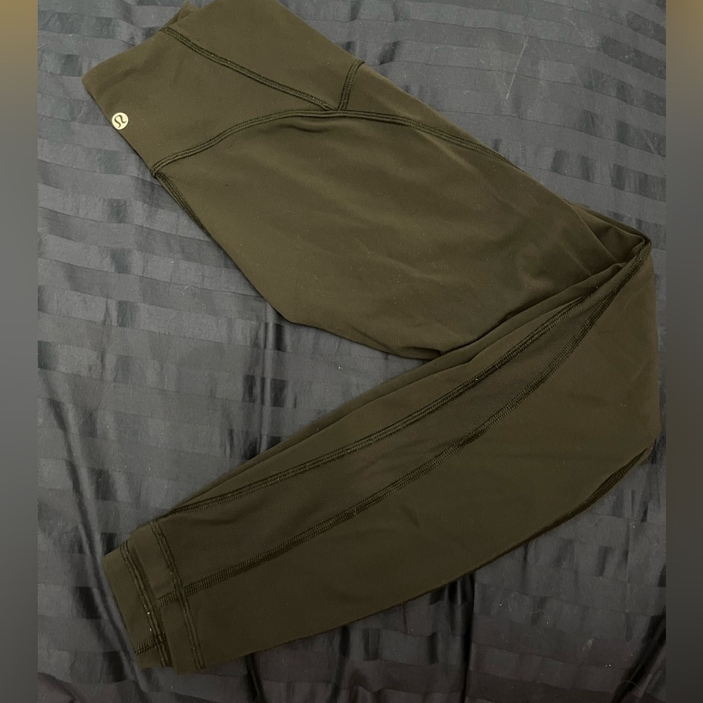 Lululemon Black Wunder Under Leggings Size 4 25” with mesh strips on calves